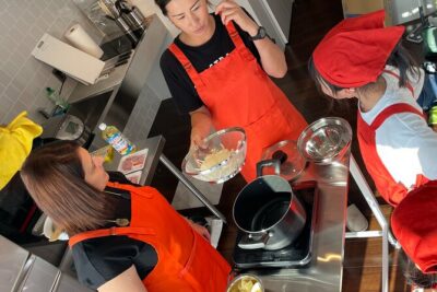 Cooking Ramen&Gyoza/KatsuCurry/Bento/Okonomiyaki+Store Tour@Osaka - Cooking class in a warm kitchen: what small-group coaching changes