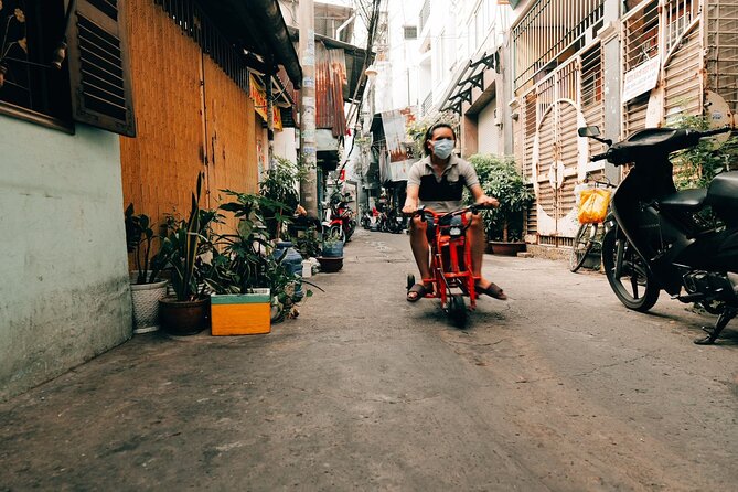 Early Riser Walk: Grandma Noodles, Cafe, Exotic Fruits & History - Pace, Group Size, and Why This Feels Different From Big Tours
