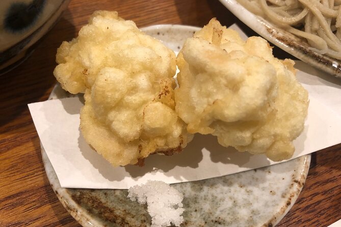 Mondo's most popular plan! Experience making soba noodles and the king of Japanese cuisine, tempura, in Sapporo! - Eating like locals: cold vs warm sauce and how to finish