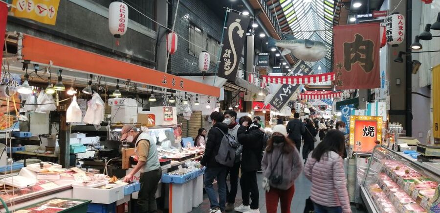Osaka: Five Must-See Highlights Walking Tour & Ramen Lunch - Stop 2: Shitennoji Temple’s 1,400-Year Backstory
