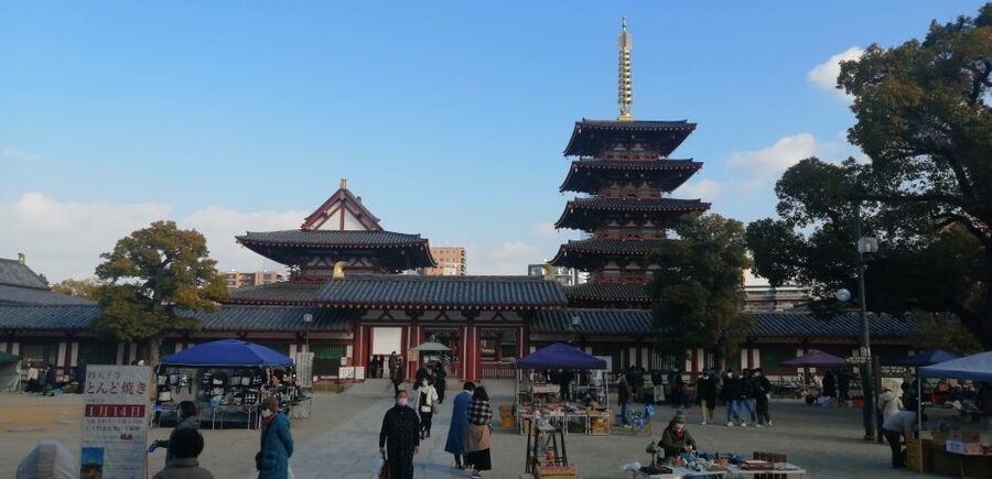 Osaka: Five Must-See Highlights Walking Tour & Ramen Lunch - Stop 4: Kuromon Ichiba Market for Street-Food Decisions