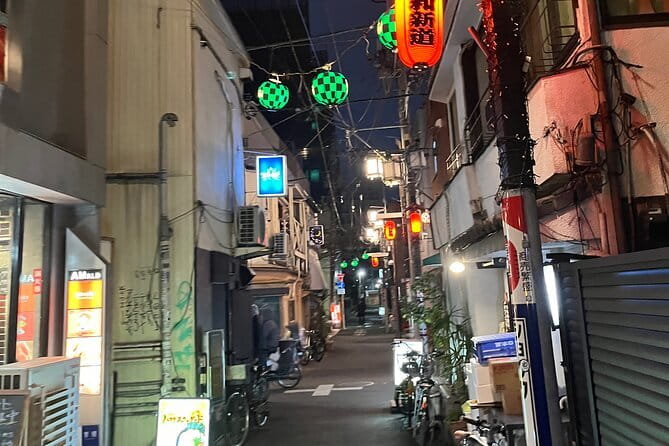 Tokyo: Shinjuku Ramen Tour Taste 4 Mini Bowls of Tradition - Stop 3 in Shinjuku: Shoyu and Tonkotsu in the Final Hour