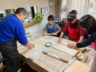 Tokyo: Traditional foot-kneaded Udon noodles class - Meeting Izumi and Settling Into the Rhythm
