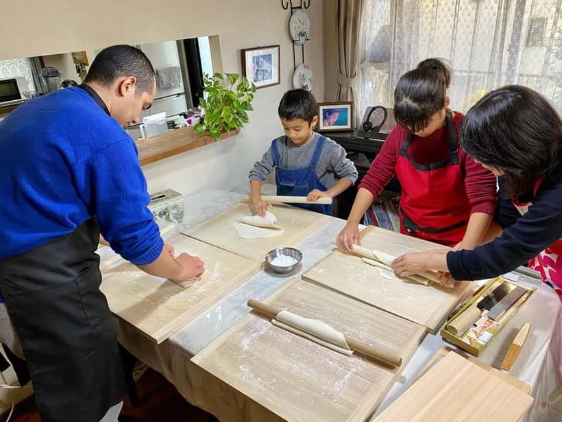 Tokyo: Traditional foot-kneaded Udon noodles class - Meeting Izumi and Settling Into the Rhythm
