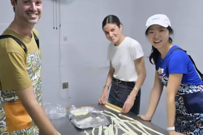Xi'an Noodle Making and Tea Tasting Experience - Biangbiang noodles, chef-guided in a courtyard setting